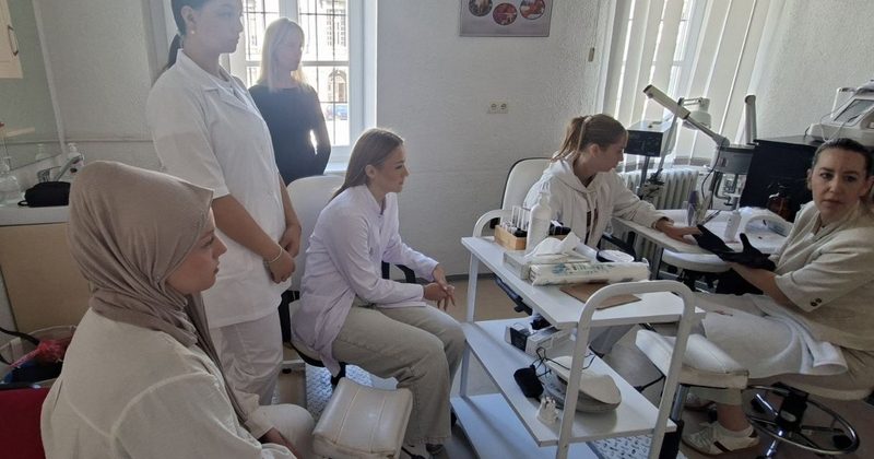 Praktična radionica manikira s trajnim lakom za učenice kozmetičkog smjera