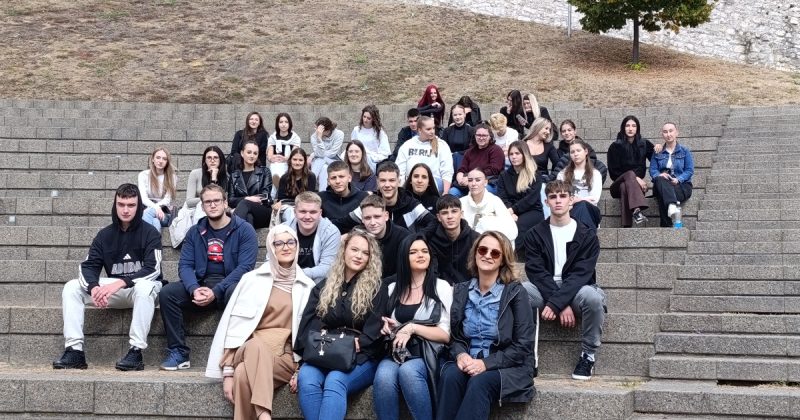Učenici naše škole posjetili umjetnički program „Majka Hava i hiljaduljetna Bosna“